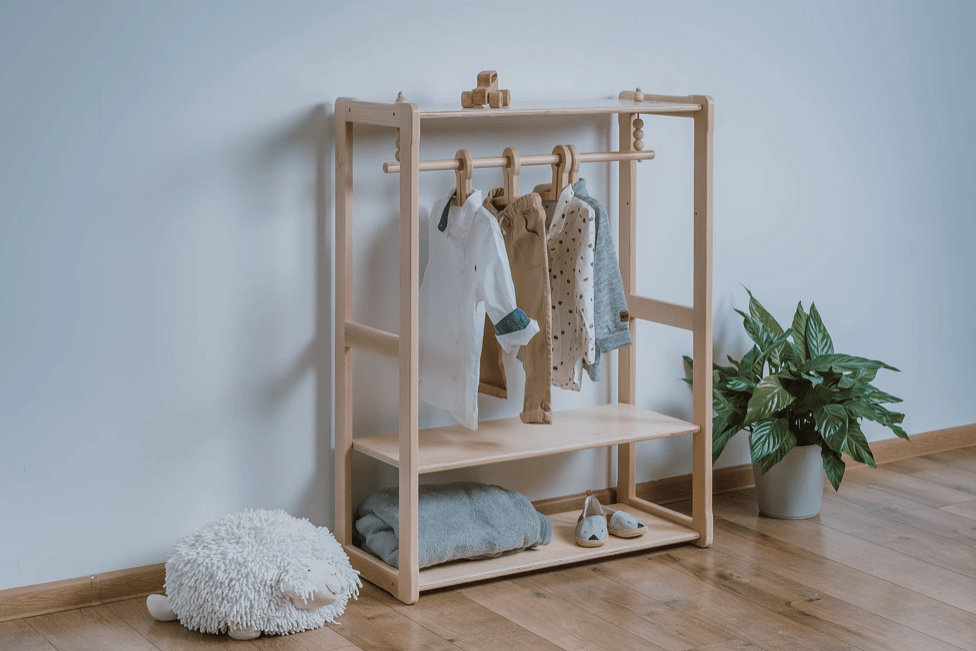Porte-vêtements en bois Montessori pour enfant • LOOVE