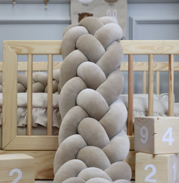 Tour de lit tressé 4 épis en velours Beige foncé | 9 Tailles