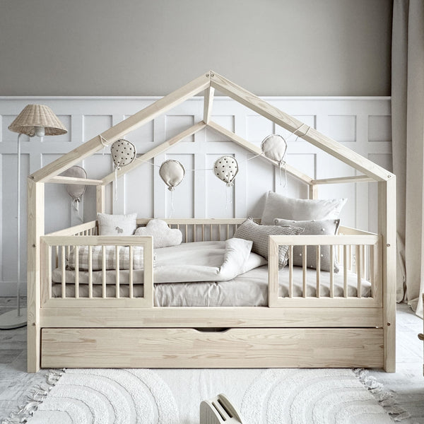 Letto a capanna in legno con cassetto, tetto a punta e ingresso centrale • Milas