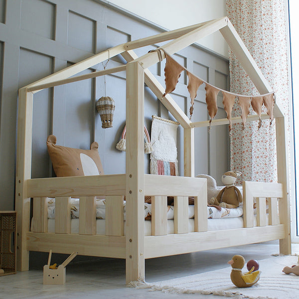 Letto capanna in legno con barriera, ingresso centrale e tetto a punta • Aya