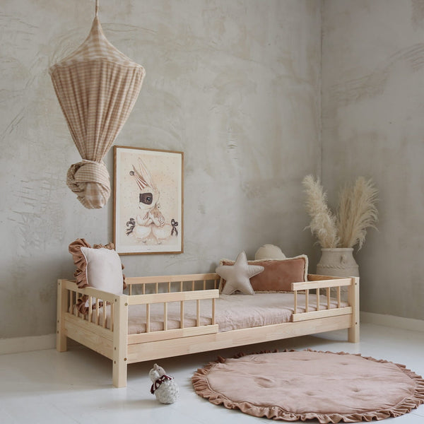 Letto singolo in legno con sponde, ingresso centrale • Maja