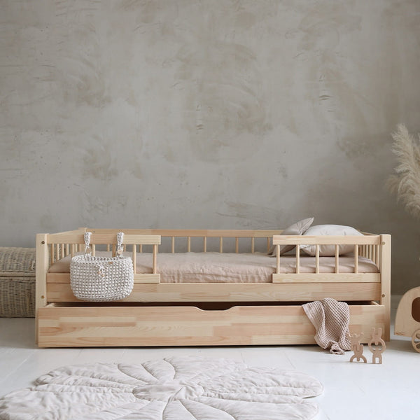 Letto singolo in legno con cassetto, ingresso centrale • Maja