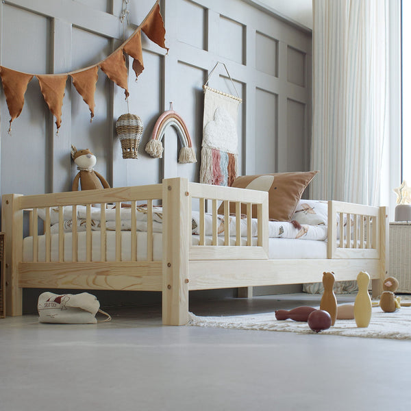 Letto singolo in legno con sponde, ingresso centrale • Milie