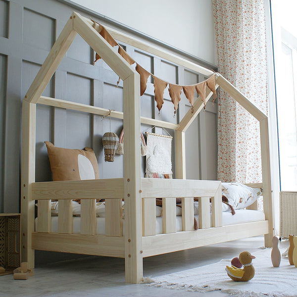 Letto a capanna in legno con barriera, tetto orizzontale • Aya