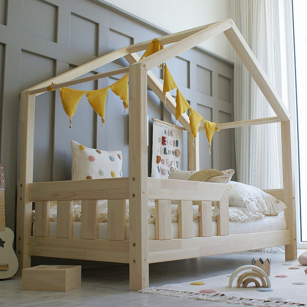 Letto capanna in legno con barriera, tetto a punta • Aya