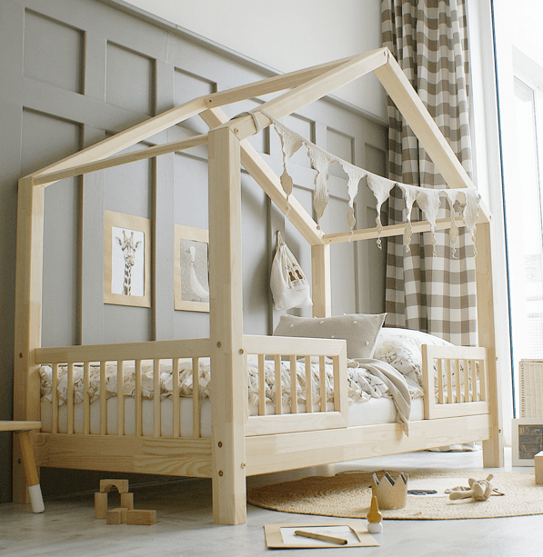 Letto capanna in legno con barriera, ingresso centrale e tetto a punta • Milie