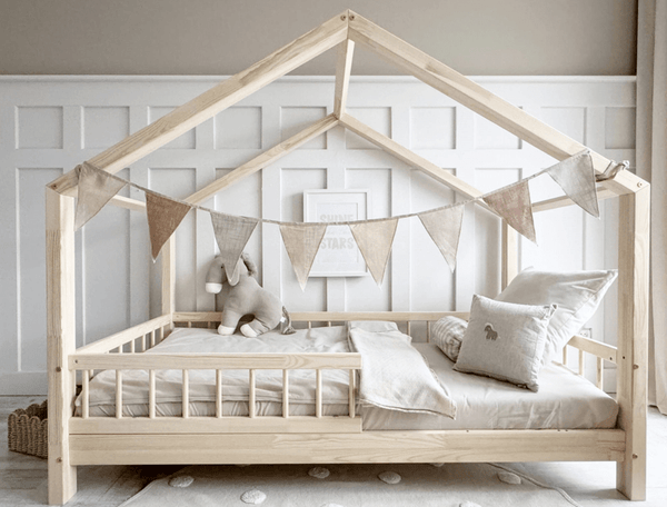 Letto casetta in legno con barriera, tetto a punta • Maja