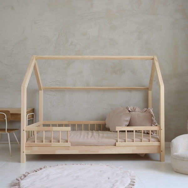 Letto casetta in legno con barriera, ingresso centrale e tetto orizzontale • Maja