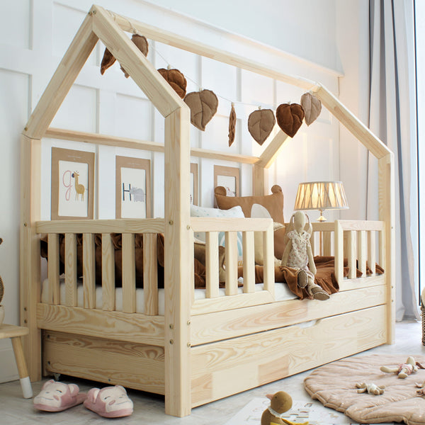 Letto capanna in legno con cassetto, tetto orizzontale e ingresso centrale • Nohr