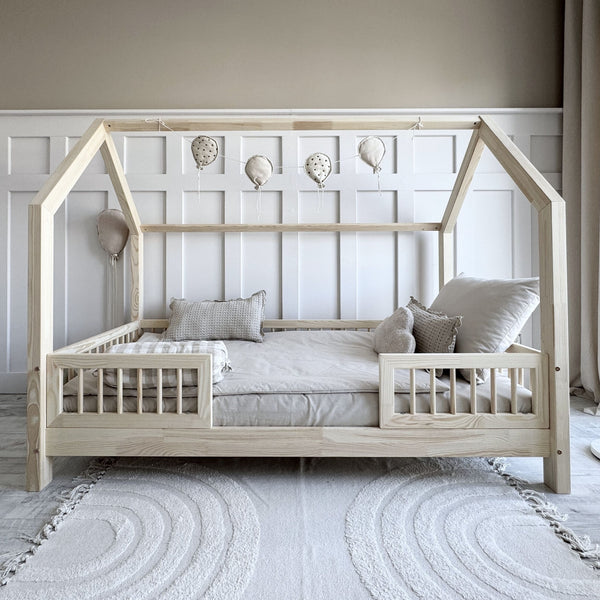 Letto capanna in legno con barriera, ingresso centrale e tetto orizzontale • Milie