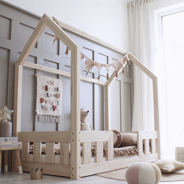 Letto a capanna in legno con barriera, ingresso centrale e tetto orizzontale • Aya