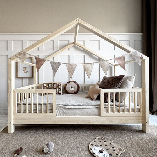 Letto capanna in legno con barriera, ingresso centrale e tetto a punta • Milas