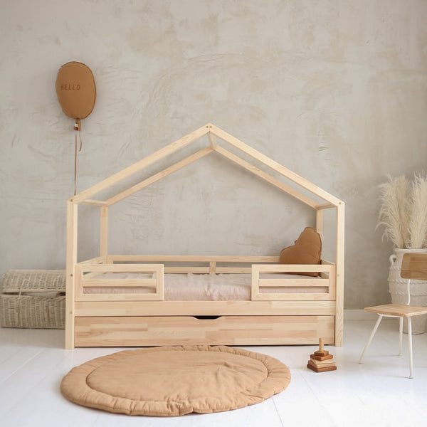 Letto capanna in legno con cassetto, tetto a punta e ingresso centrale • Alma