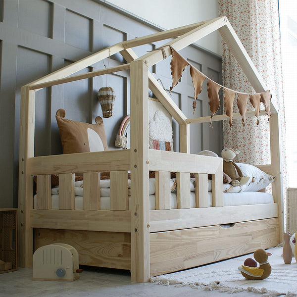 Letto a capanna in legno con cassetto, tetto a punta • Aya