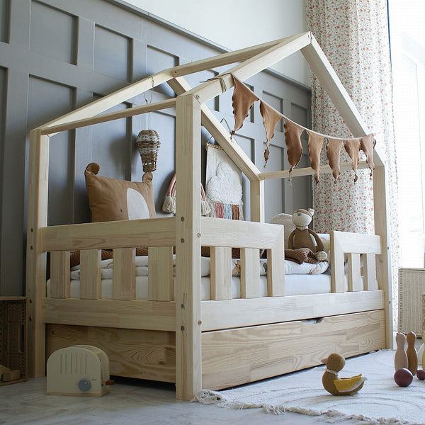 Letto a capanna in legno con cassetto, tetto a punta e ingresso centrale • Aya