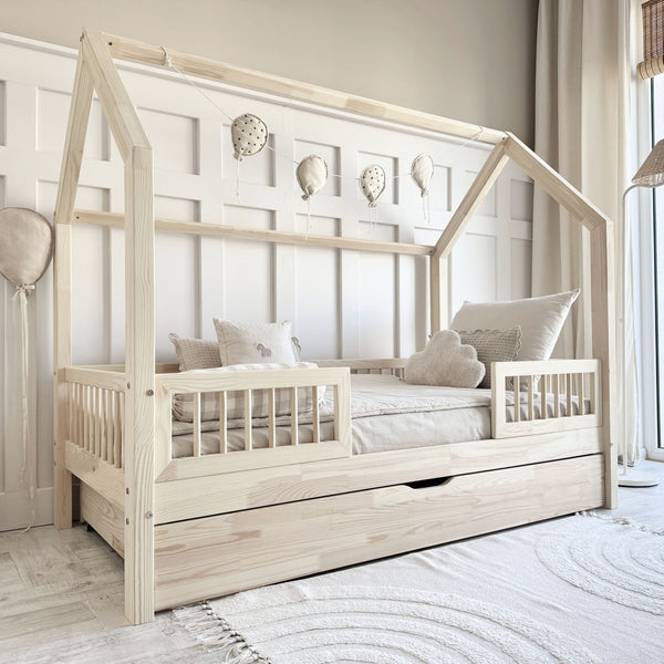 Letto capanna in legno con cassetto, tetto orizzontale e ingresso centrale • Milie