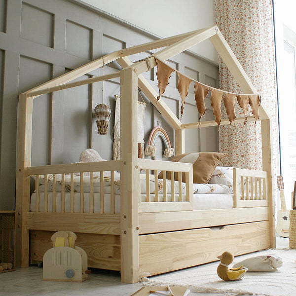 Letto a capanna in legno con cassetto, tetto a punta e ingresso centrale • Milie