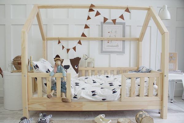 Letto capanna in legno con barriera, ingresso centrale e tetto orizzontale • Nohr