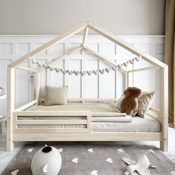 Letto a capanna in legno con barriera, tetto a punta • Alma