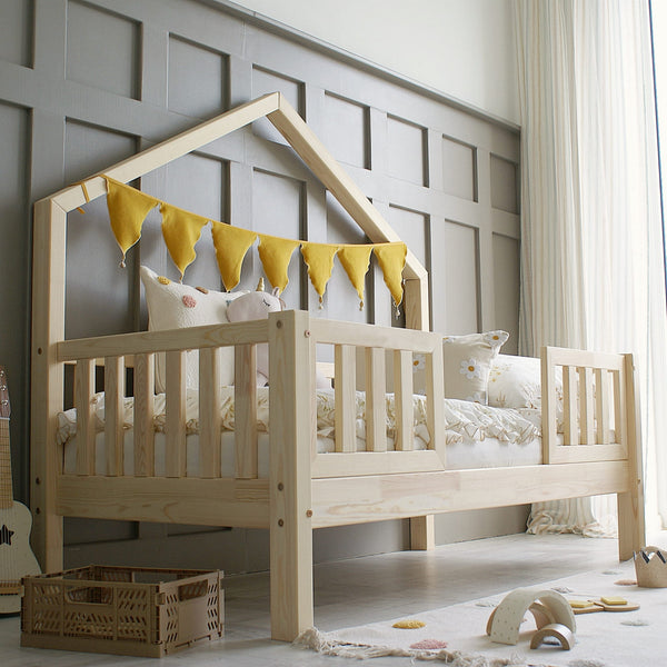 Letto singolo maisonette in legno, ingresso centrale e tetto laterale  • Nohr