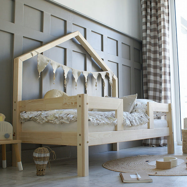 Letto singolo in legno casetta, ingresso centrale e tetto laterale • Ariane