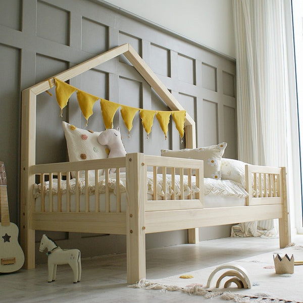 Letto singolo maisonette in legno, ingresso centrale e tetto laterale • Milie