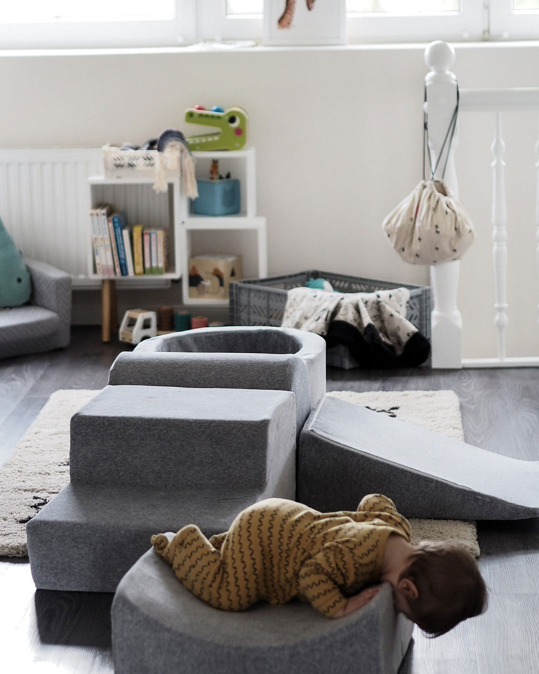 Parcours de motricité gris en mousse OEKO-TEX avec piscine à balle • Meow Baby x LOOVE