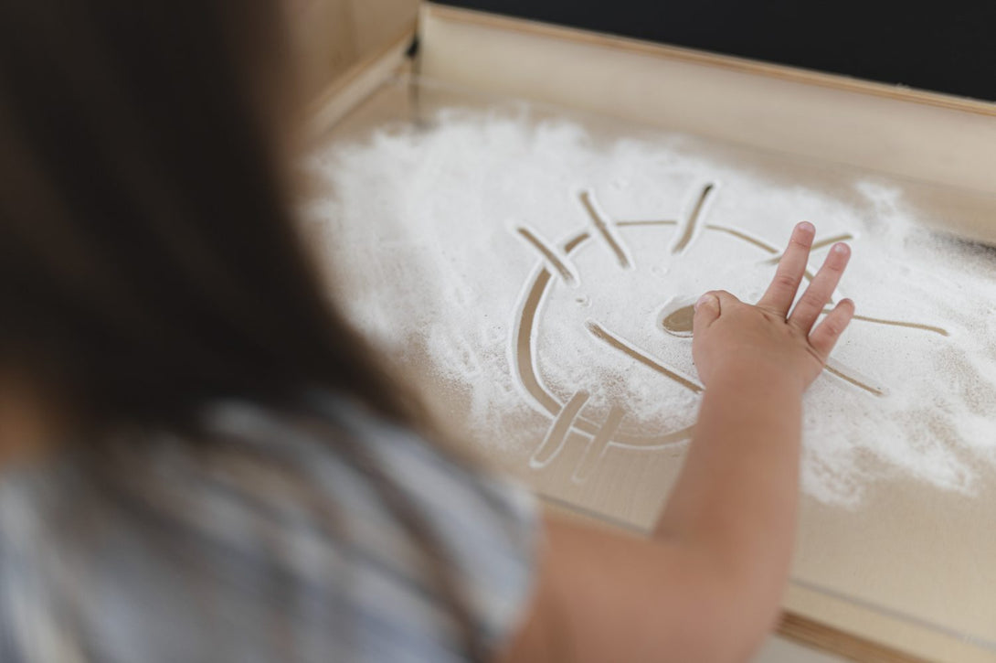 Bureau d’activité évolutif pour enfant avec tableaux, 2 hauteurs • LOOVE