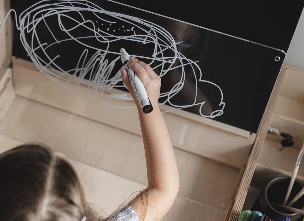 Bureau d’activité évolutif pour enfant avec tableaux, 3 hauteurs • LOOVE