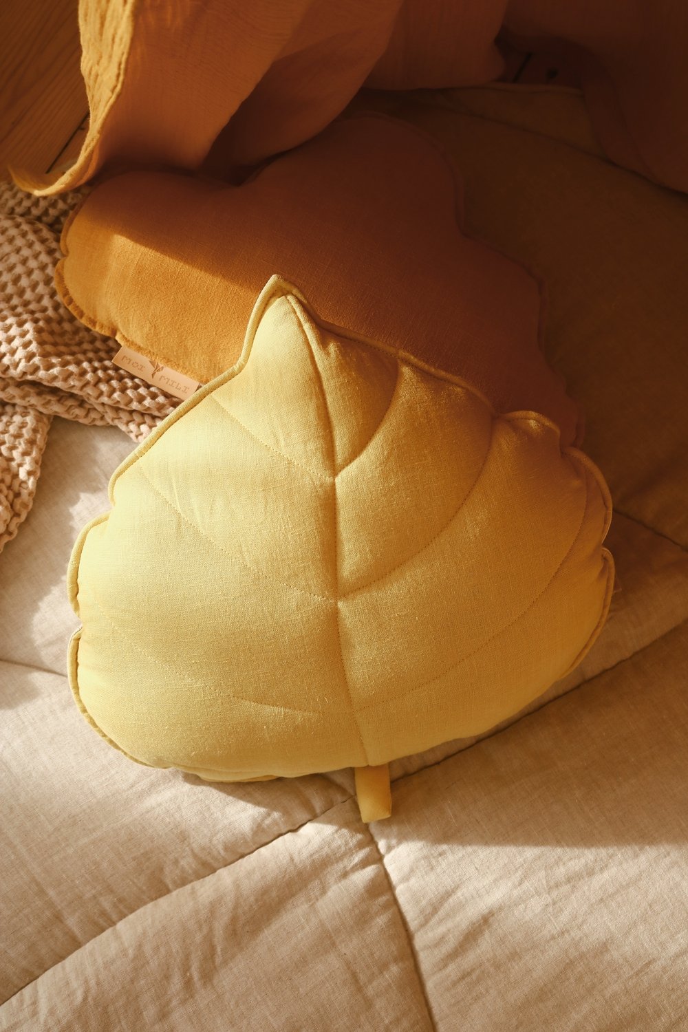 Coussin feuille en velour ou lin OEKO-TEX • LOOVE