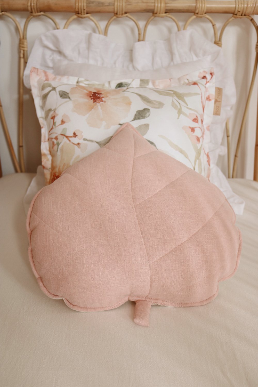 Coussin feuille en velour ou lin OEKO-TEX • LOOVE