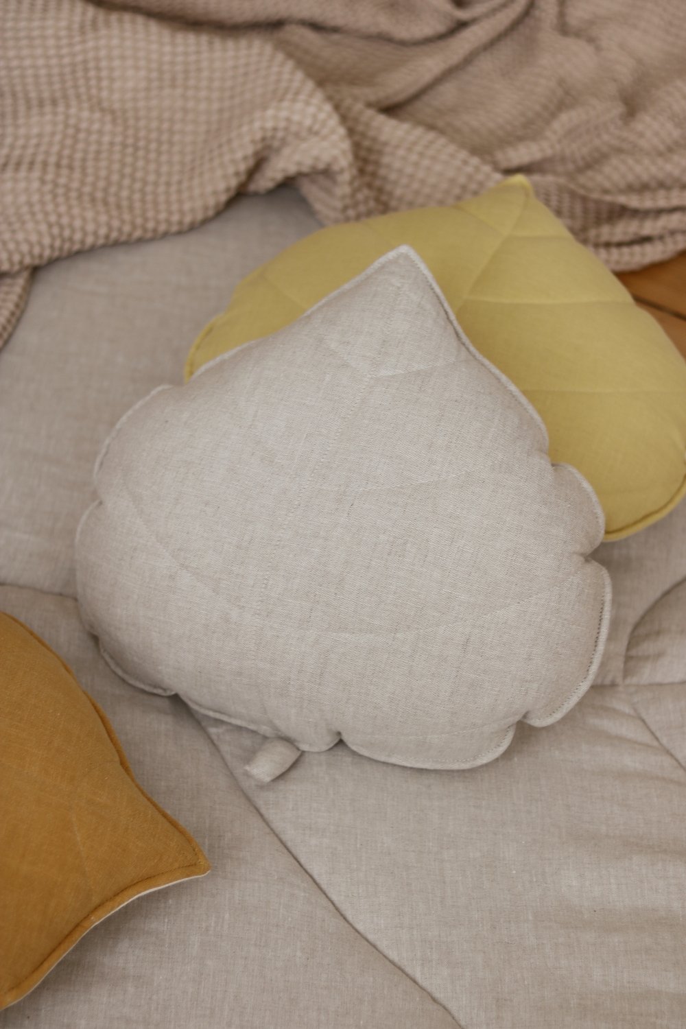 Coussin feuille en velour ou lin OEKO-TEX • LOOVE