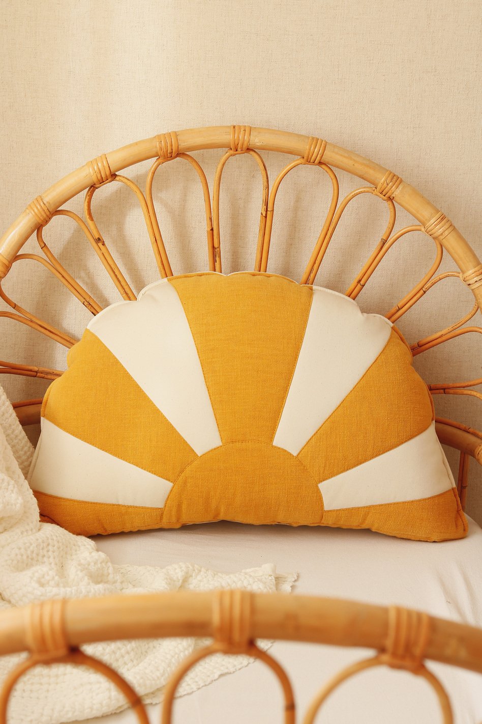 Coussin soleil ou lune OEKO-TEX, pour chambre d'enfant • LOOVE