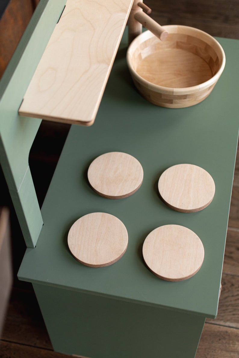 Cuisine enfant en bois artisanale évolutive, écologique et responsable vert sauge - plaques de cuisson amovibles • LOOVE