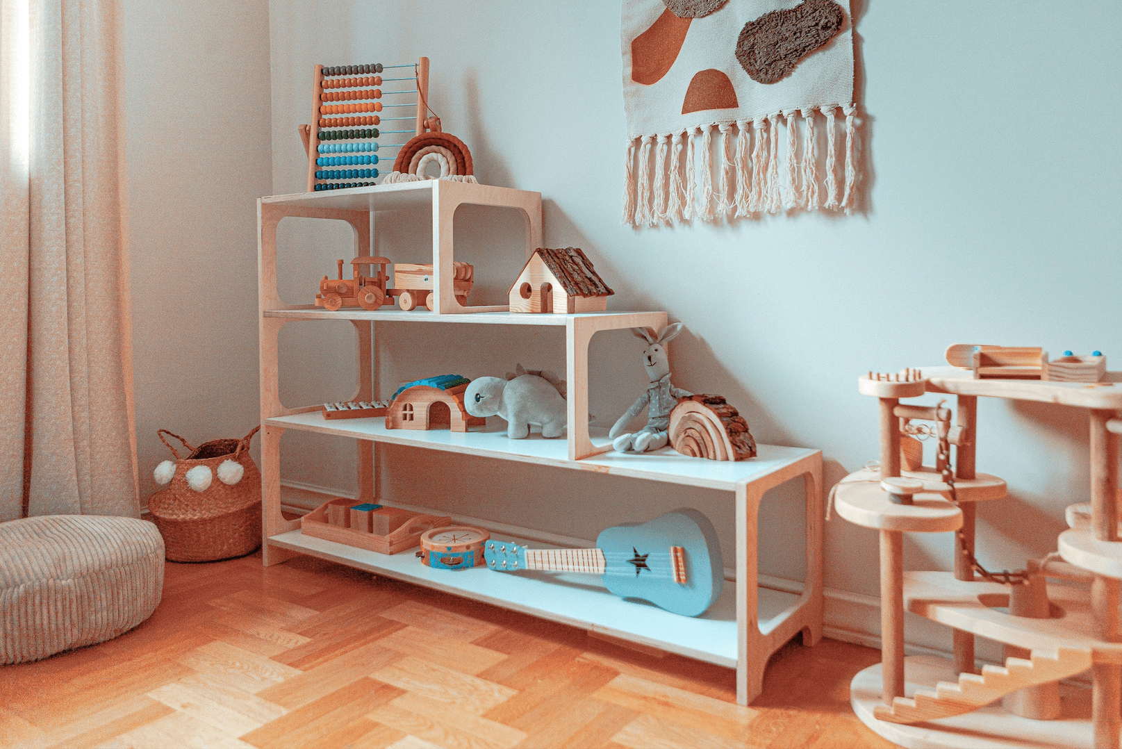 Étagère Montessori en bois en escalier • LOOVE