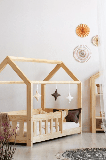 Lit cabane en bois FSC avec barrière, motricité libre • LOOVE