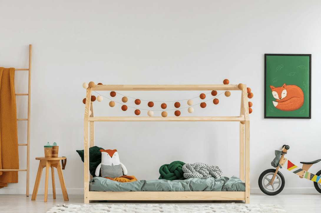 Lit cabane en bois FSC avec barrière, motricité libre • LOOVE