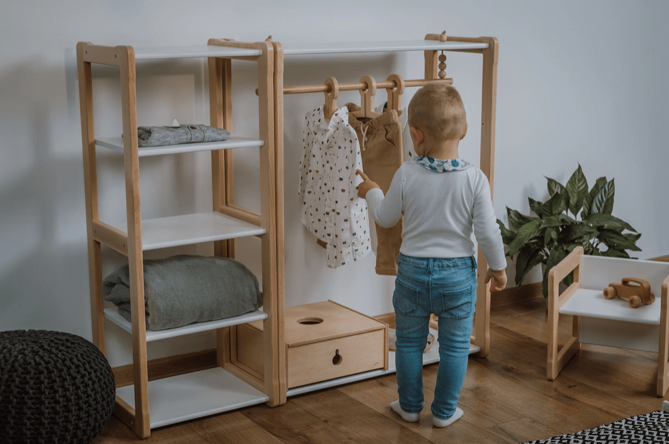 Porte-vêtements en bois Montessori pour enfant • LOOVE