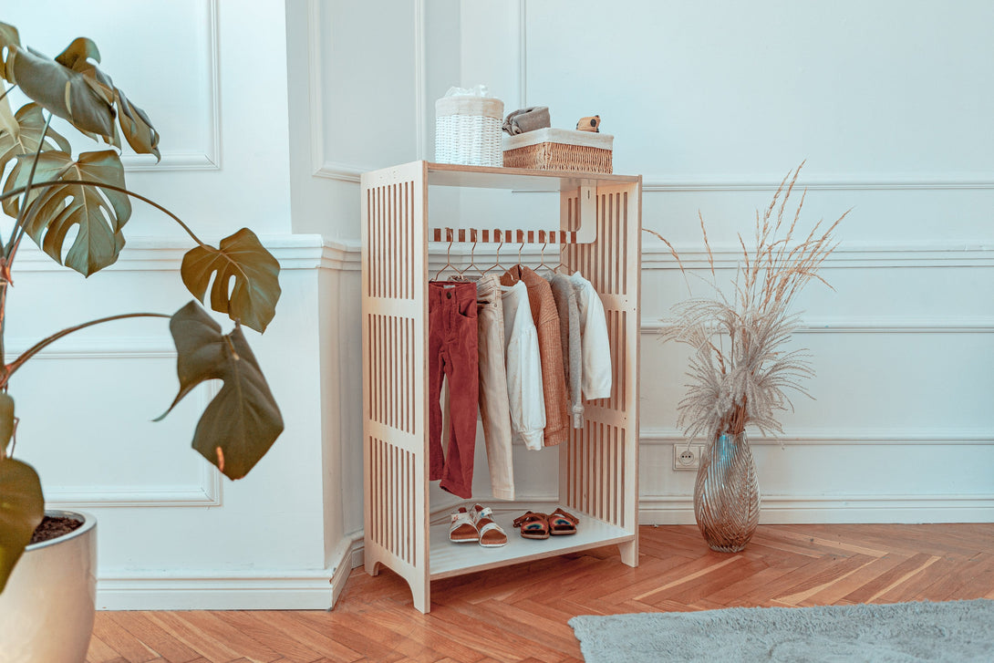 Porte-vêtements en bois Montessori pour enfant • LOOVE