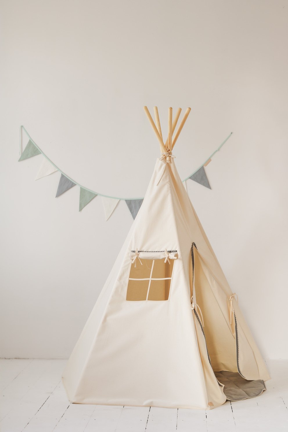 Teepee / Tipi avec pompons pour enfant, en coton OEKO-TEX • LOOVE