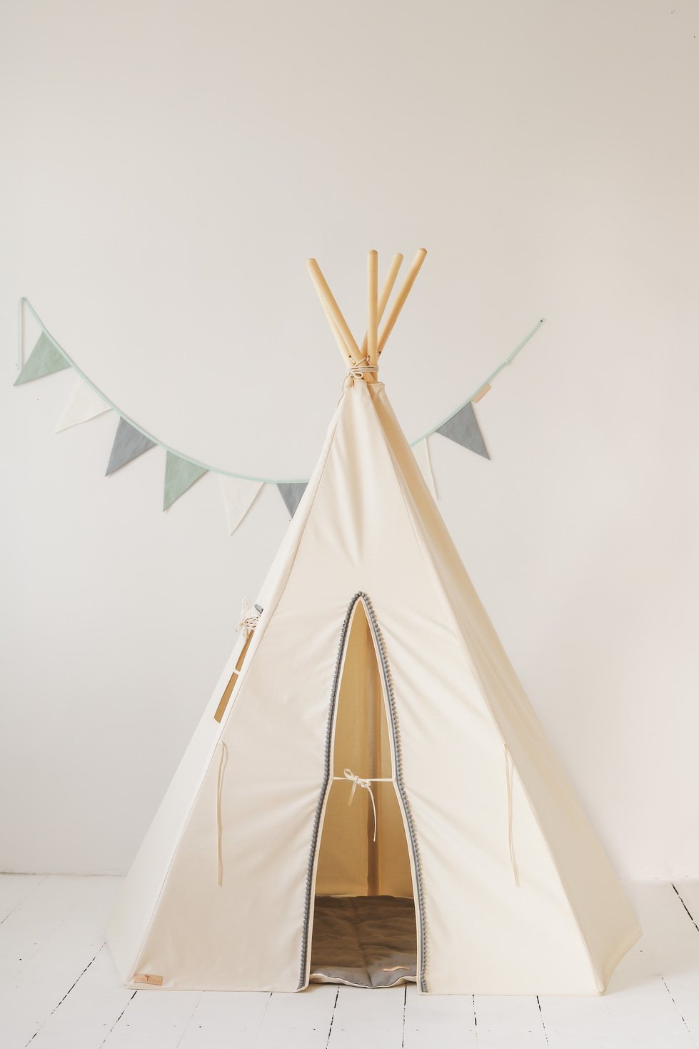 Teepee / Tipi avec pompons pour enfant, en coton OEKO-TEX • LOOVE