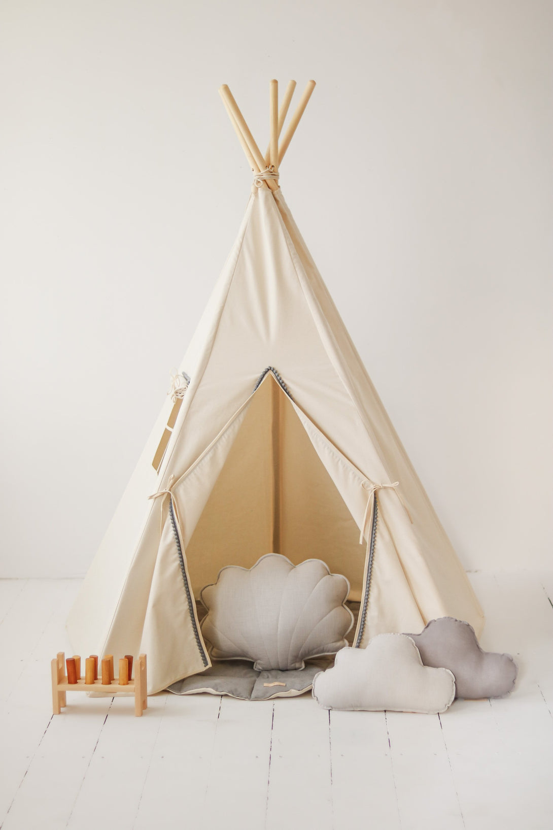 Teepee / Tipi avec pompons pour enfant, en coton OEKO-TEX • LOOVE