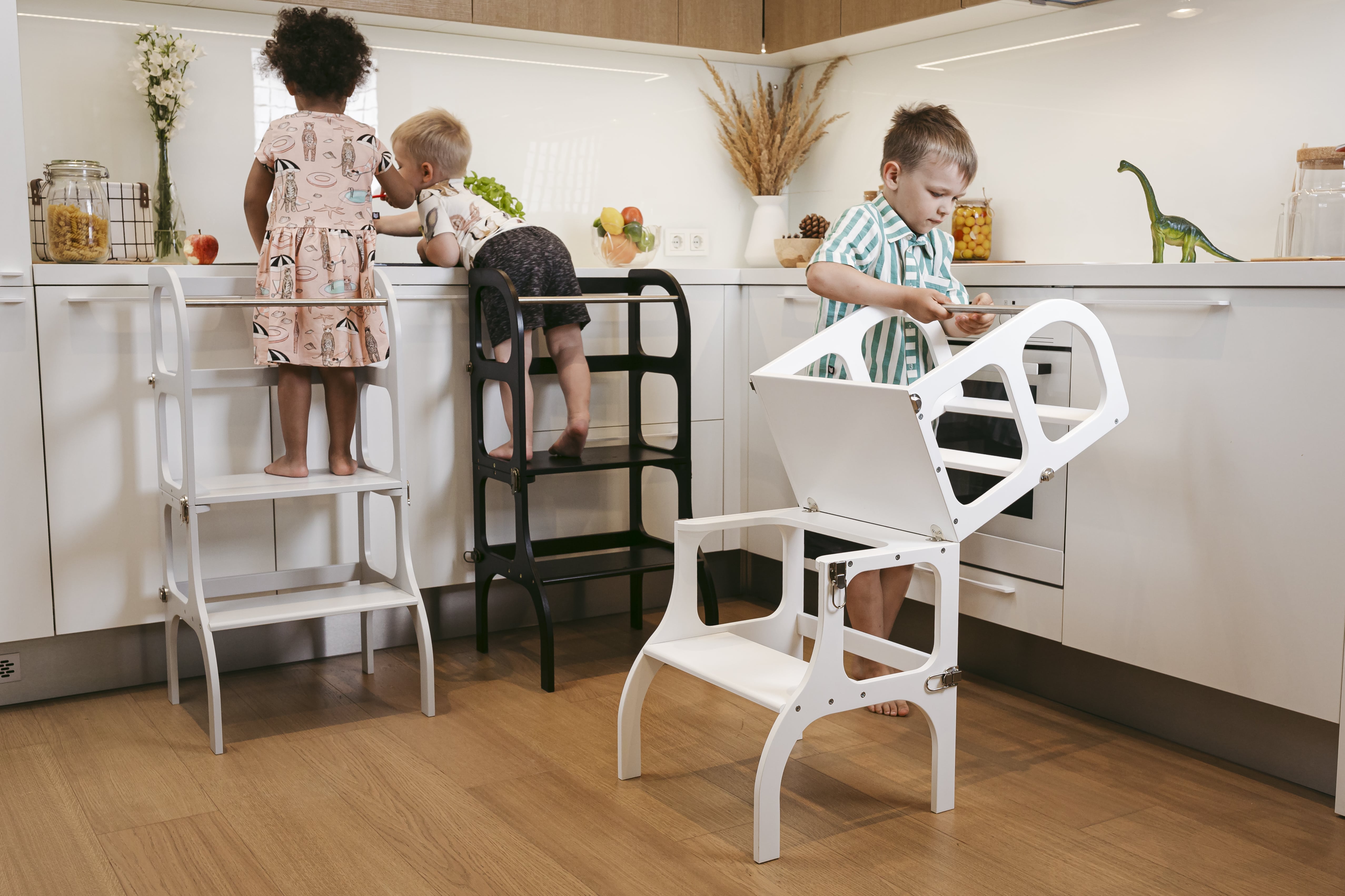 Tour Montessori avec table, Chaise de cuisine pliable pour bébé, Tour  d'assistance, Tabouret escabeau, Tabouret Montessori, Tabouret d' apprentissage par Woodandhearts -  Canada