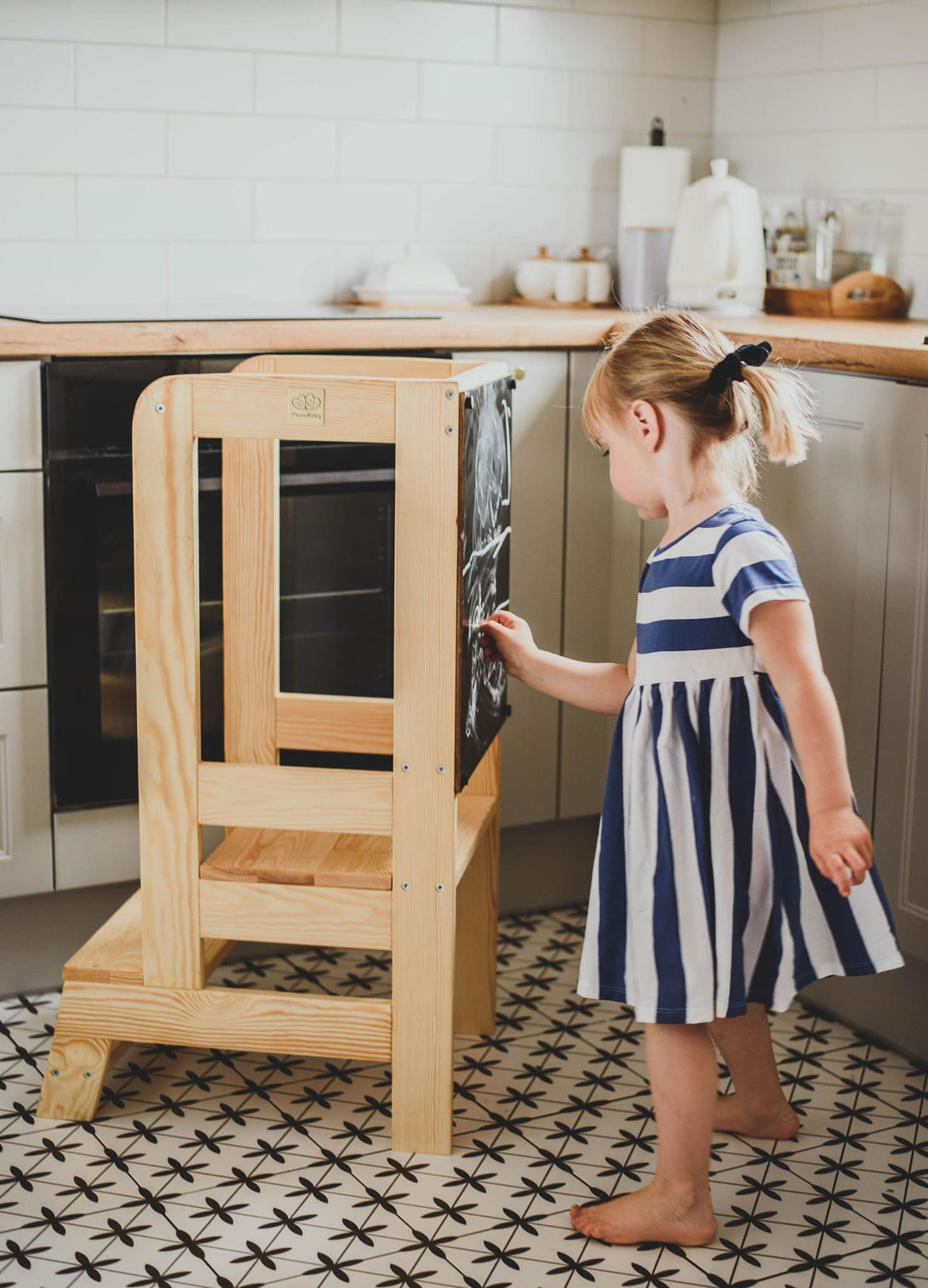 Tour d’apprentissage Montessori ajustable avec tableau noir, à petit prix, bois naturel • Meow Baby x  LOOVE