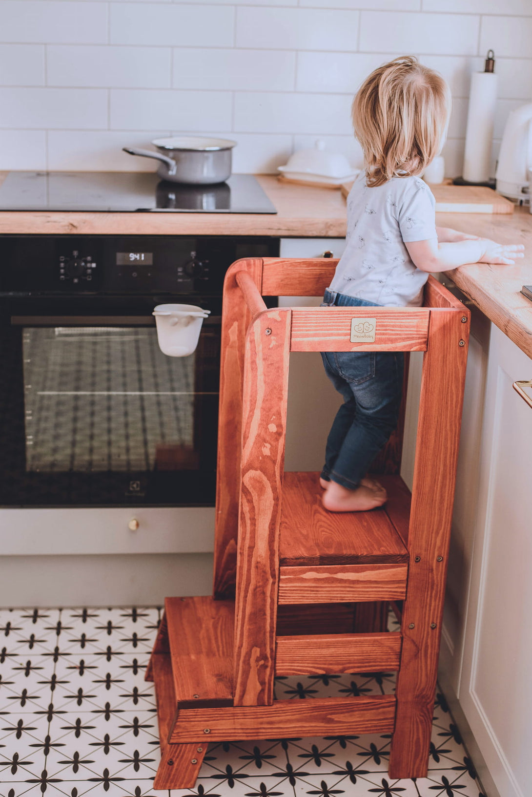 Tour d’apprentissage Montessori ajustable, à petit prix, bois teck • LOOVE