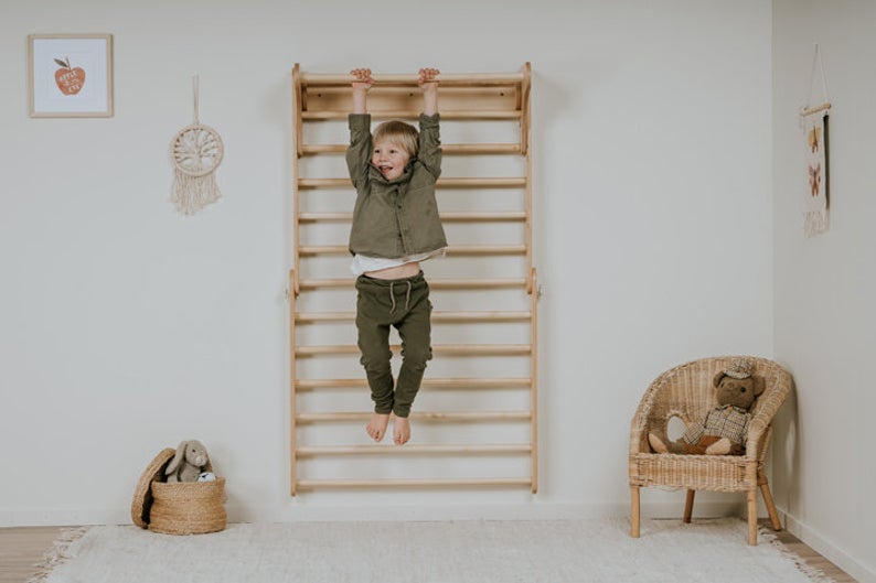 Triangle de Pikler / Mur suédois en bois FSC, motricité libre • LOOVE