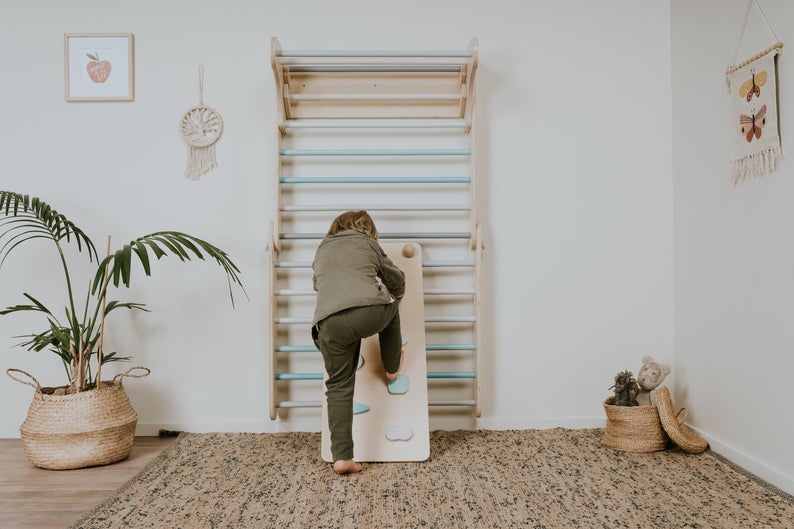 Triangle de Pikler / Mur suédois en bois FSC, motricité libre • LOOVE