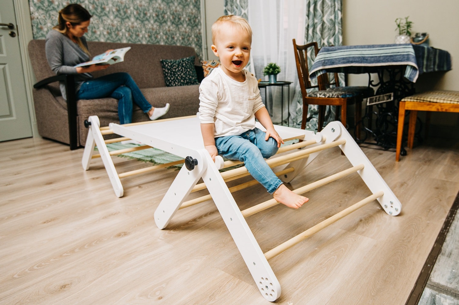 Arche de motricité assise en bois pour enfant – Kit complet (Arche + Planche  + Balancelle) – Triangle de Pikler